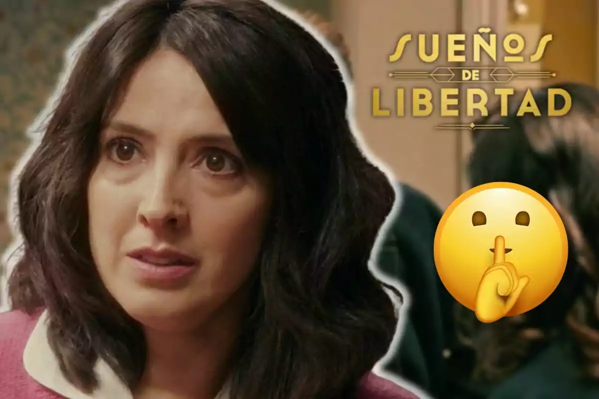 Carolina Lapausa amb expressió seriosa, al fons el text Sueños de Libertad i un emoji de silenci