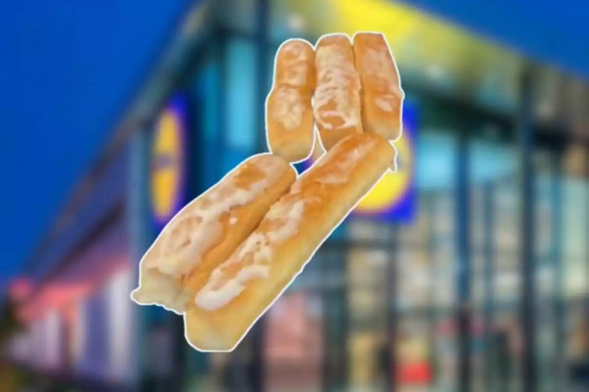 Cuatro bollos de pan con glaseado al frente de una tienda desenfocada Cuatro bollos de pan con glaseado al frente de una tienda desenfocada