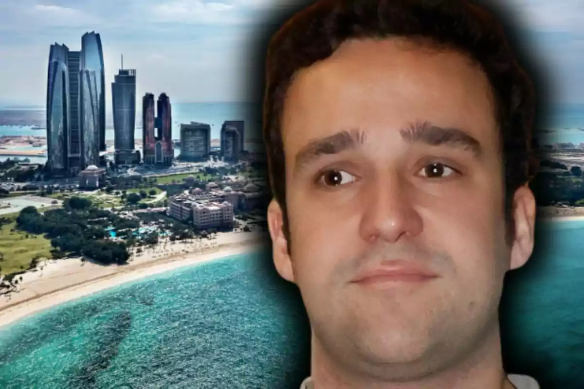 Photo montage with Froilán in the foreground with a serious expression and, in the background, a modern city by the sea with skyscrapers and a beach, which is Abu Dhabi.