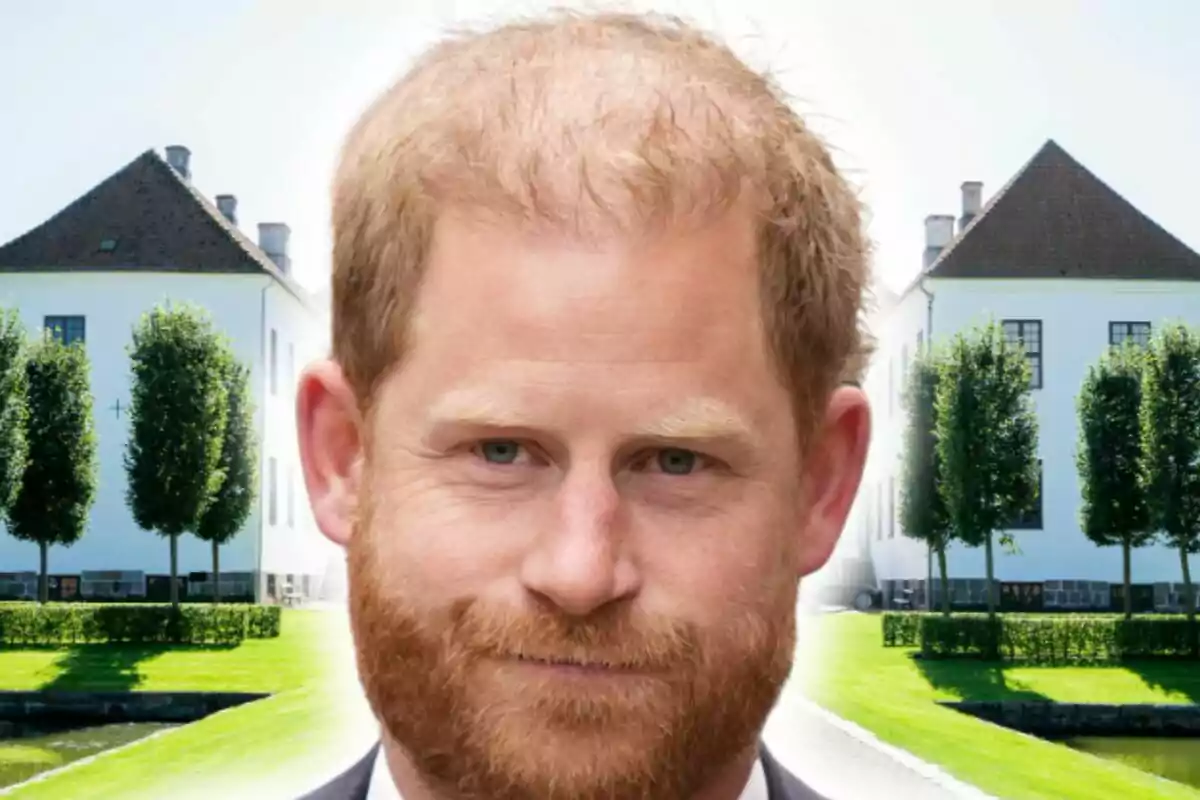 Primer pla del príncep Harry amb expressió seriosa apareix i al fons s’observen dos edificis blancs amb teulades fosques i jardins verds ben cuidats.
