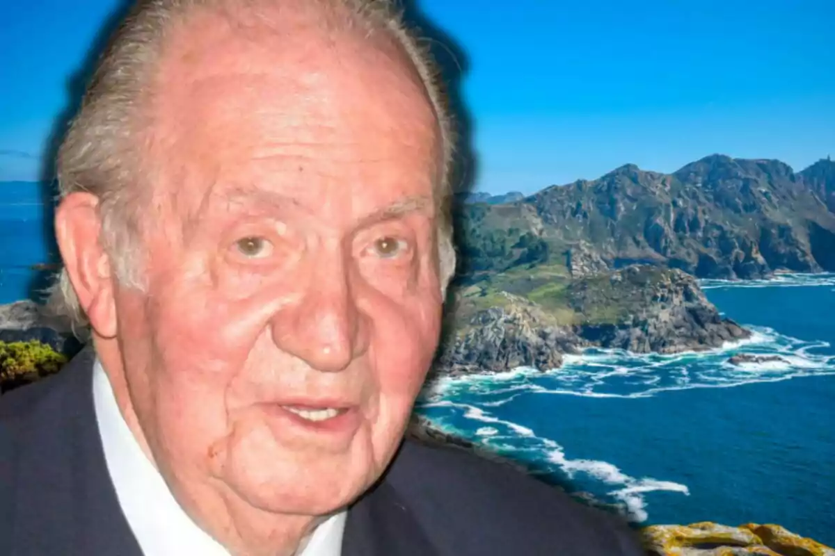 Joan Carles I en primer pla amb un paisatge de mar i muntanyes al fons