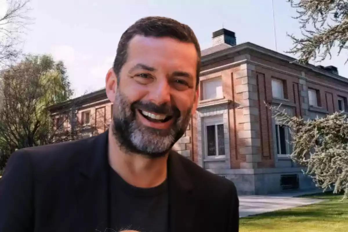 Muntatge amb Jaime Anglada, somrient i amb barba, tenint com a teló de fons una imatge de la Zarzuela
