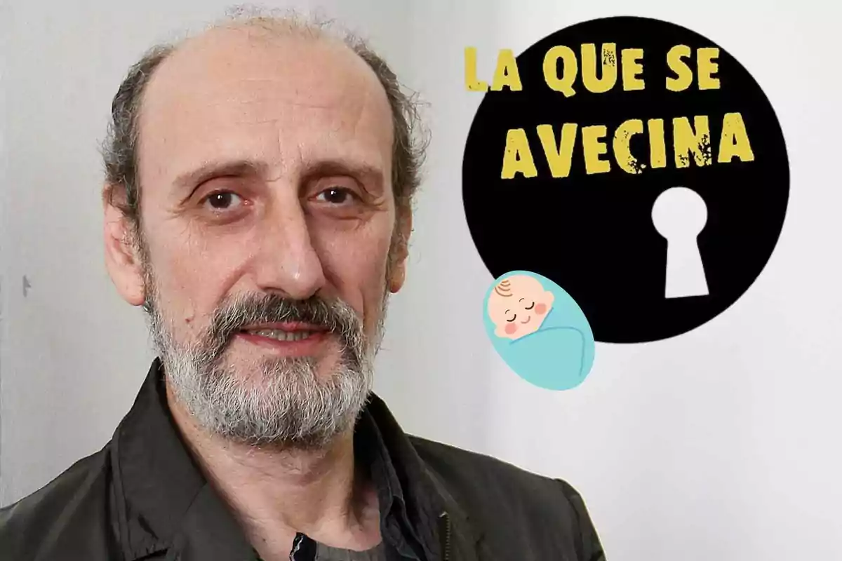 José Luis Gil de cabell i barba canosos davant d’un fons amb el logotip de La que se avecina i un dibuix d’un nadó