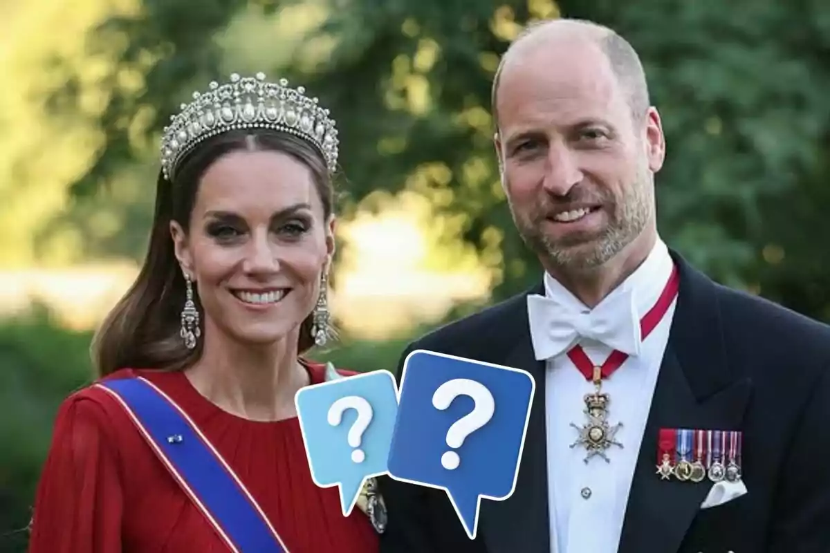 Kate Middleton y el príncipe Guillermo vestida de gala con medallas y una corona, posando al aire libre con dos íconos de signo de interrogación cubriendo parte de sus atuendos.