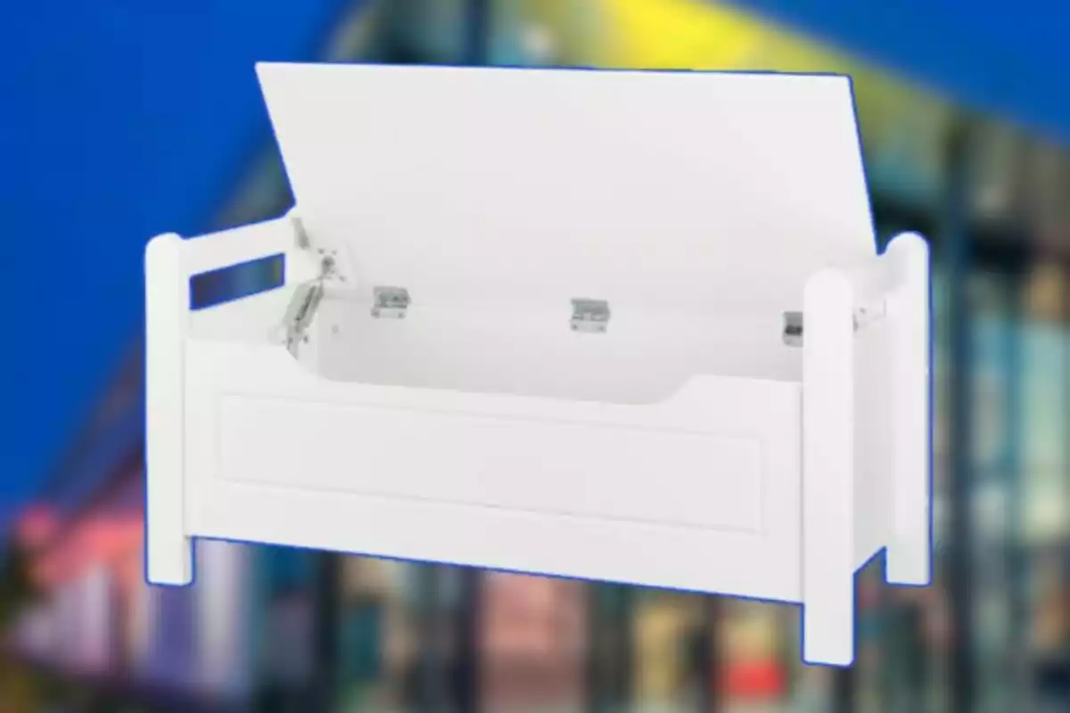 Banco blanco de madera con tapa abierta y fondo desenfocado Banco blanco de madera con tapa abierta y fondo desenfocado