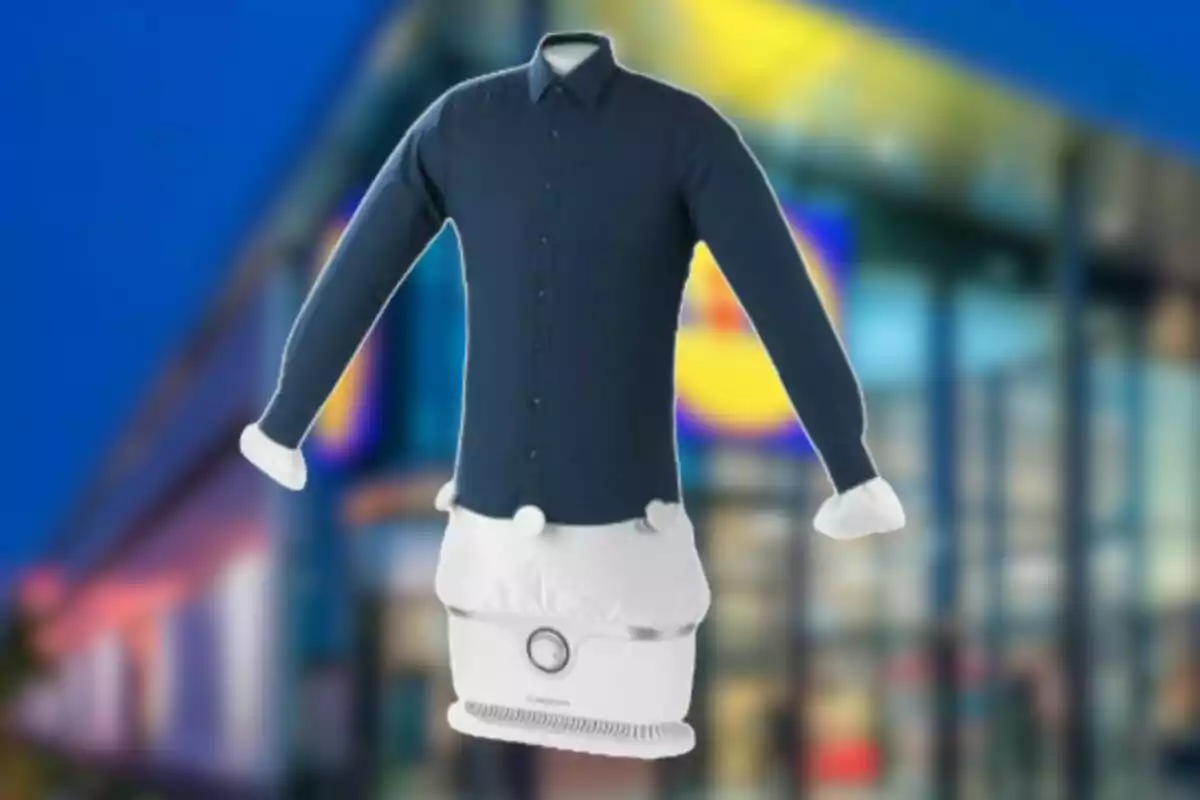 Camisa azul colocada en un maniquí inflable con base blanca frente a un fondo desenfocado de una tienda Camisa azul colocada en un maniquí inflable con base blanca frente a un fondo desenfocado de una tienda