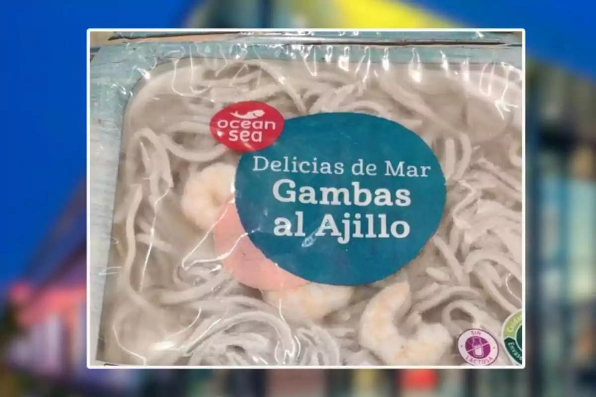 Envase de gambas al ajillo de la marca Ocean Sea con el producto visible a través del plástico transparente Envase de gambas al ajillo de la marca Ocean Sea con el producto visible a través del plástico transparente