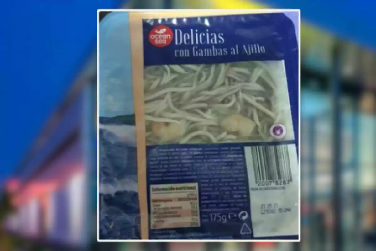Envase de delicias con gambas al ajillo de la marca Ocean Sea sobre un fondo desenfocado Envase de delicias con gambas al ajillo de la marca Ocean Sea sobre un fondo desenfocado