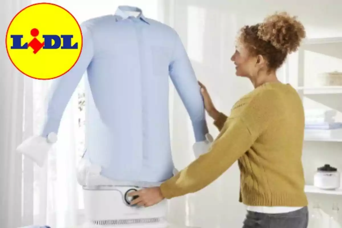 Mujer usando un maniquí inflable para planchar una camisa azul con el logo de Lidl en la esquina superior izquierda Mujer usando un maniquí inflable para planchar una camisa azul con el logo de Lidl en la esquina superior izquierda
