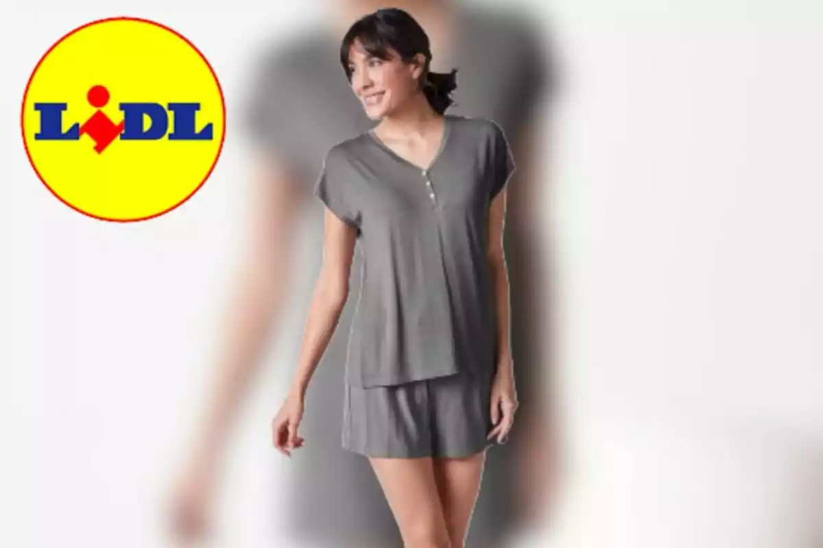 Dona amb pijama gris de màniga curta i pantalons curts al costat del logotip de Lidl sobre fons clar Dona amb pijama gris de màniga curta i pantalons curts al costat del logotip de Lidl sobre fons clar