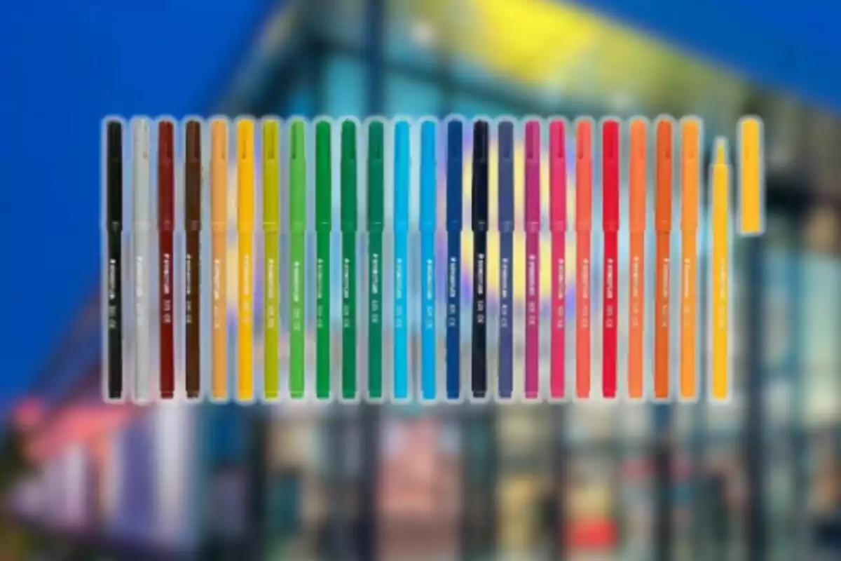Un conjunt de retoladors de colors alineats sobre un fons difuminat d’un edifici modern il·luminat. Un conjunt de retoladors de colors alineats sobre un fons difuminat d’un edifici modern il·luminat.
