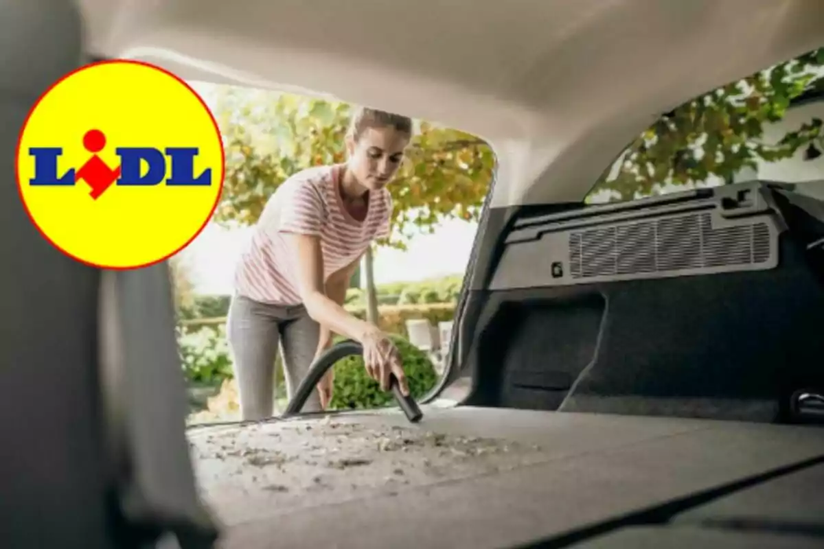 Dona netejant el maleter d’un cotxe amb una aspiradora portàtil i el logotip de Lidl a la cantonada esquerra Dona netejant el maleter d’un cotxe amb una aspiradora portàtil i el logotip de Lidl a la cantonada esquerra