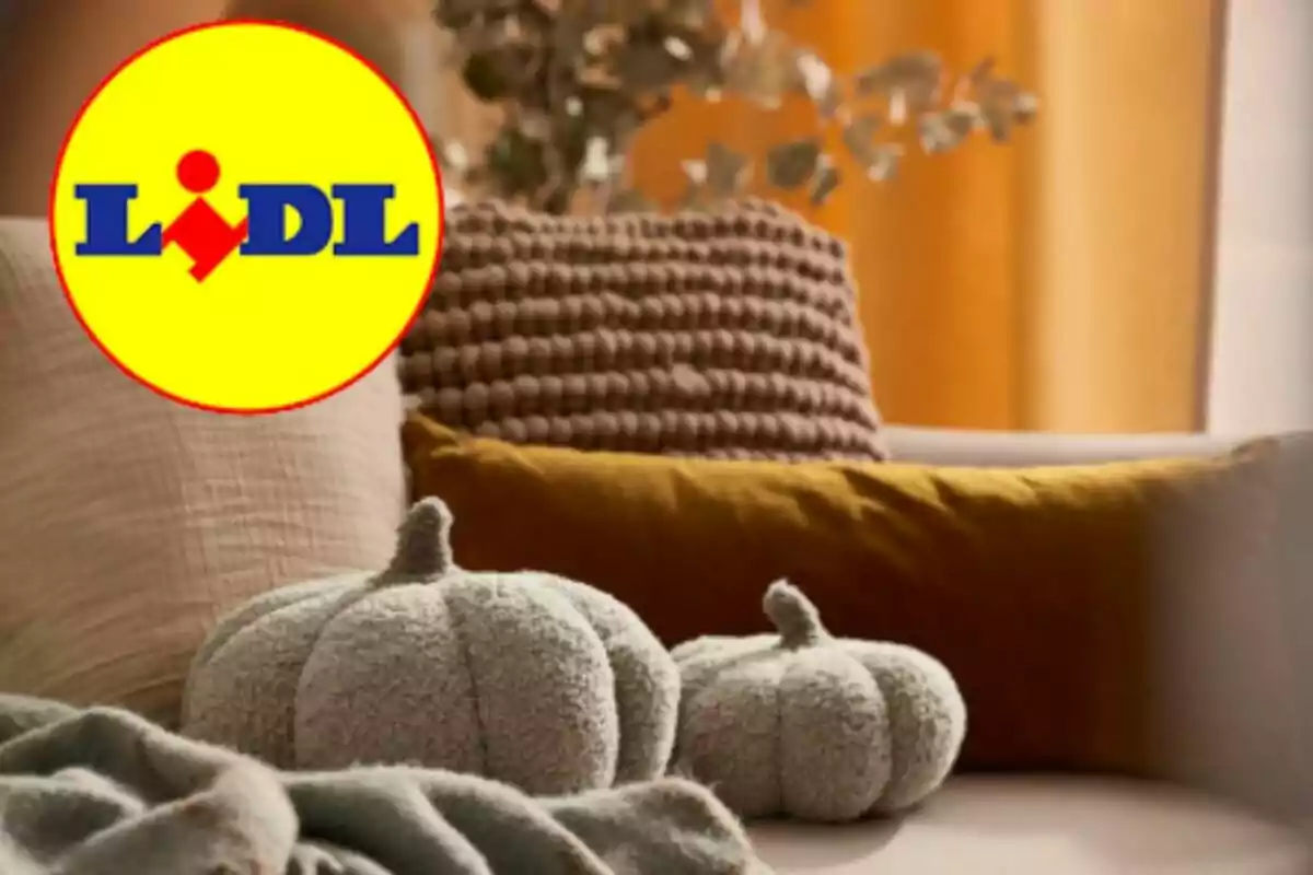 Cojins decoratius en forma de carbassa sobre un sofà amb coixins i manta, al costat del logotip de Lidl a la cantonada superior esquerra Cojins decoratius en forma de carbassa sobre un sofà amb coixins i manta, al costat del logotip de Lidl a la cantonada superior esquerra