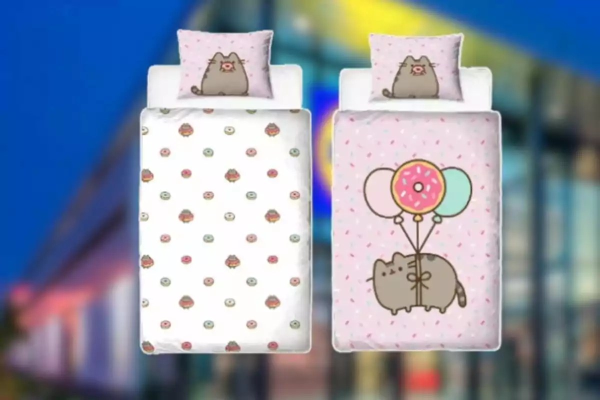 Dos camas individuales con edredones y almohadas de Pusheen, una con fondo blanco y donas pequeñas, la otra con fondo rosa, confites y Pusheen sujetando globos en forma de dona. Dos camas individuales con edredones y almohadas de Pusheen, una con fondo blanco y donas pequeñas, la otra con fondo rosa, confites y Pusheen sujetando globos en forma de dona.