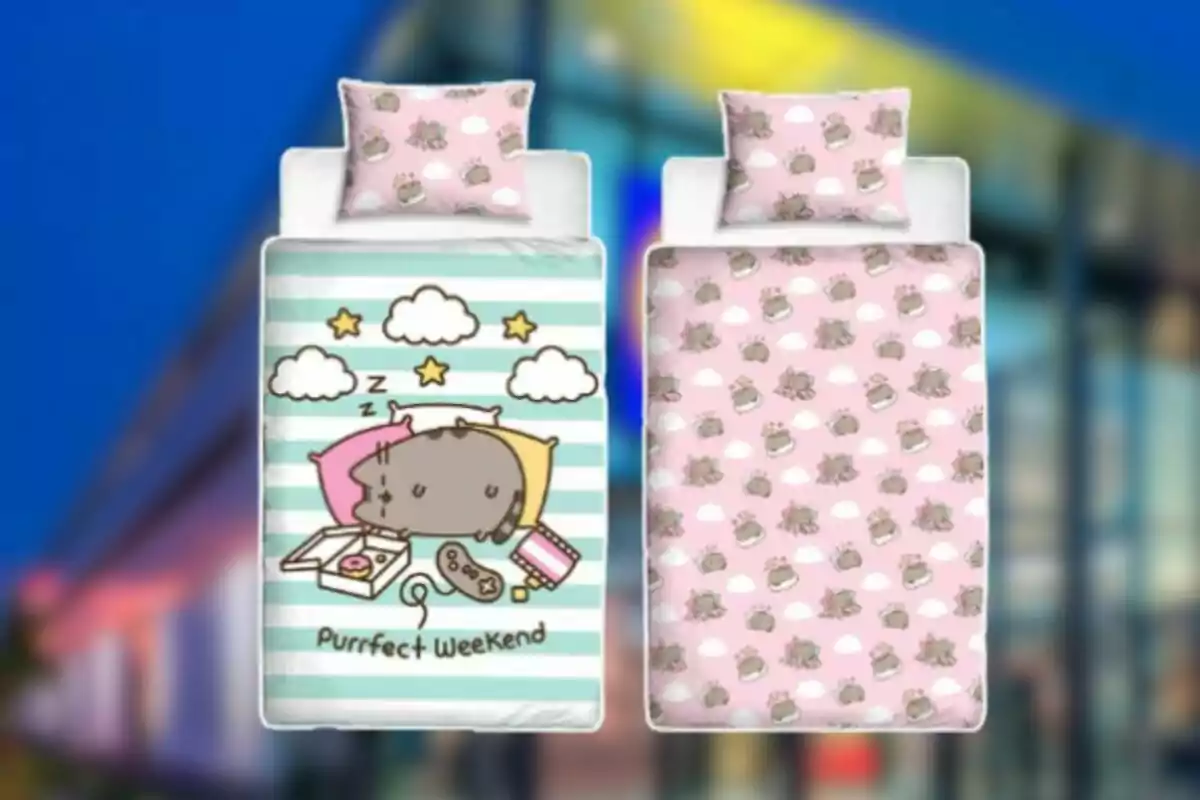 Juego de sábanas infantiles con diseño de gato gris durmiendo entre almohadas, nubes y estrellas sobre fondo de rayas y color rosa con patrones repetidos Juego de sábanas infantiles con diseño de gato gris durmiendo entre almohadas, nubes y estrellas sobre fondo de rayas y color rosa con patrones repetidos