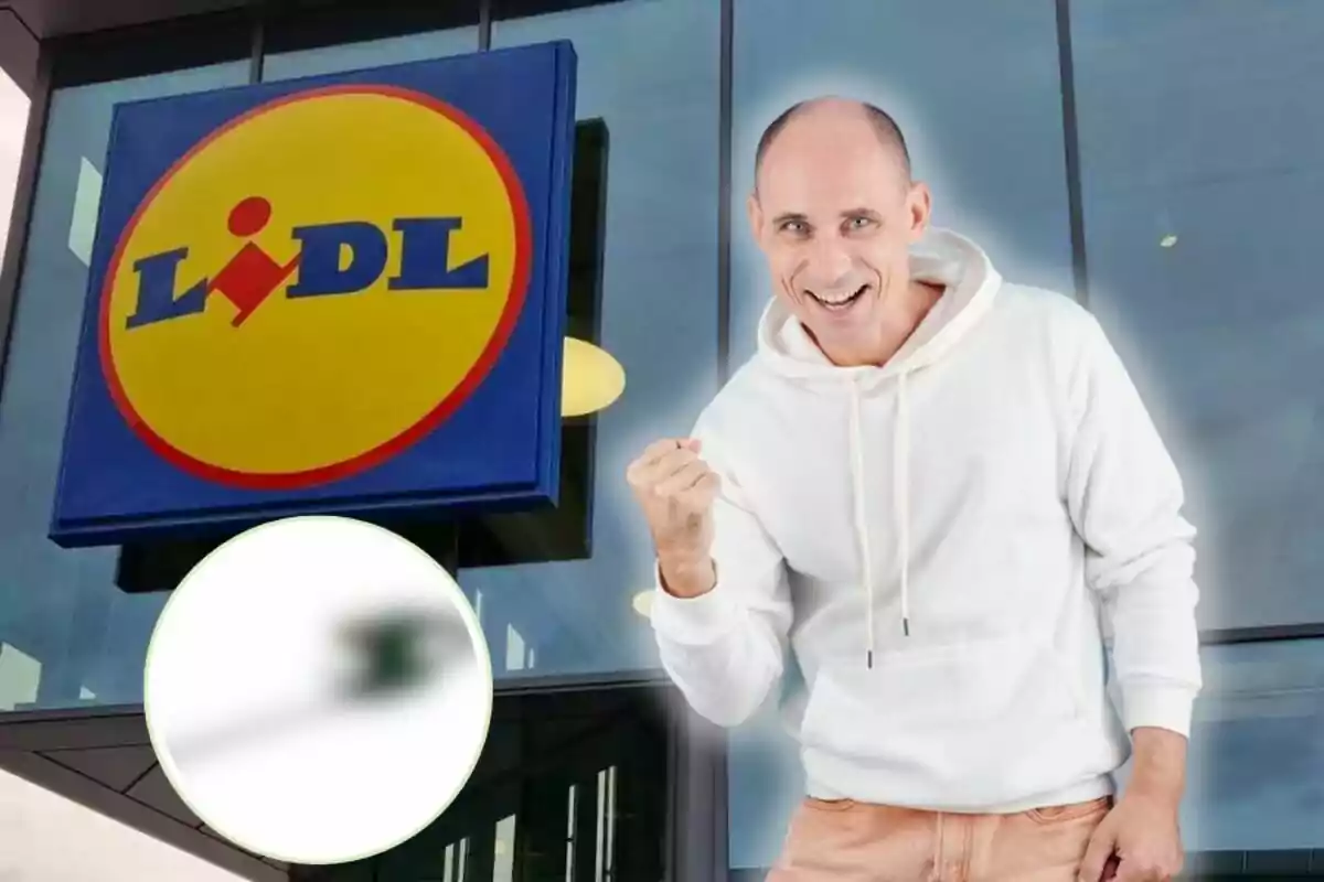 Home somrient amb dessuadora blanca celebrant davant d'una botiga Lidl amb el logotip visible i un cercle desenfocat a la cantonada inferior esquerra