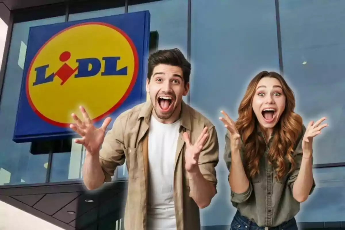 Dos personas jóvenes con expresión de sorpresa y alegría frente a una tienda de Lidl