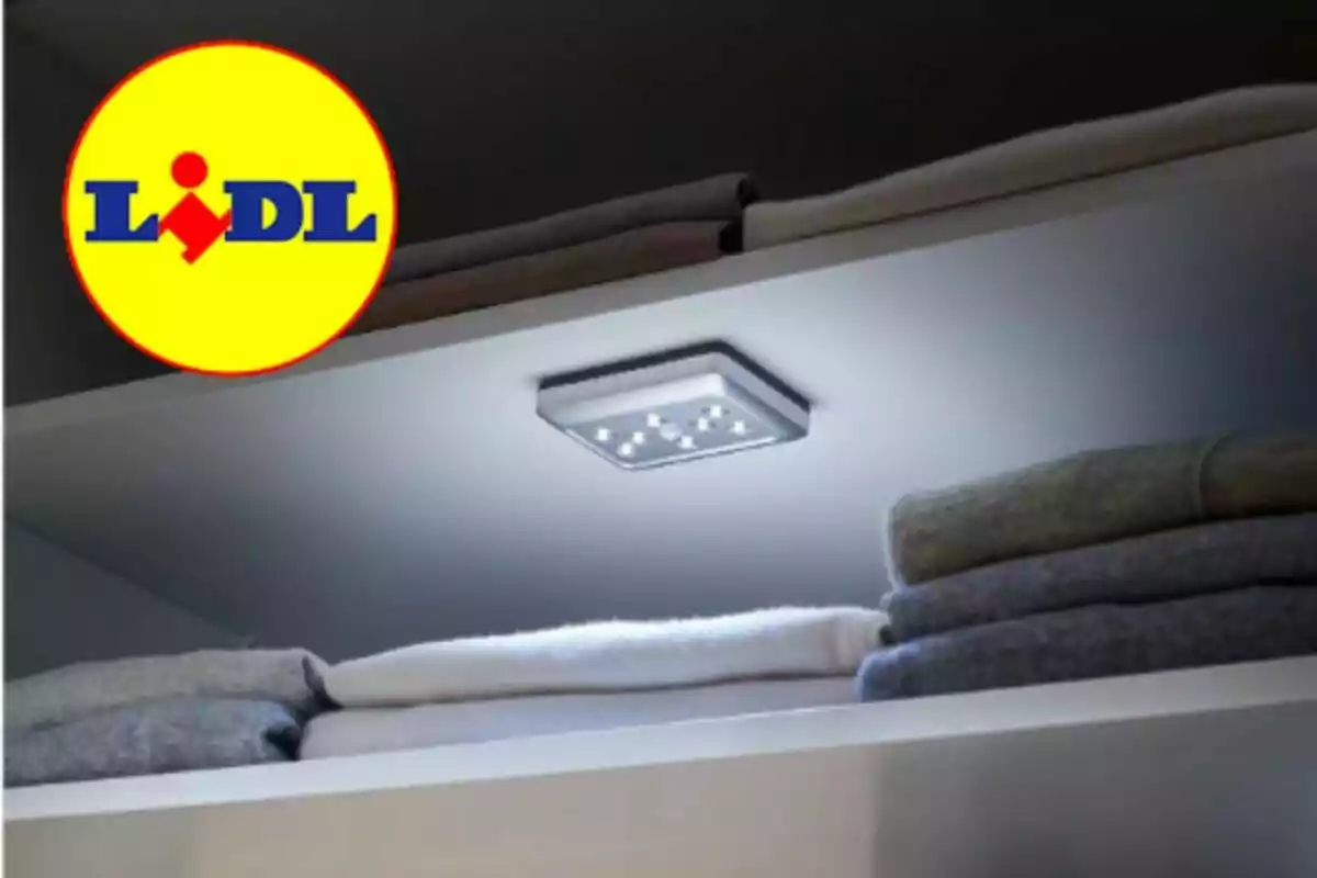 Luz LED encendida en un estante con ropa doblada y el logo de Lidl en la esquina superior izquierda Luz LED encendida en un estante con ropa doblada y el logo de Lidl en la esquina superior izquierda