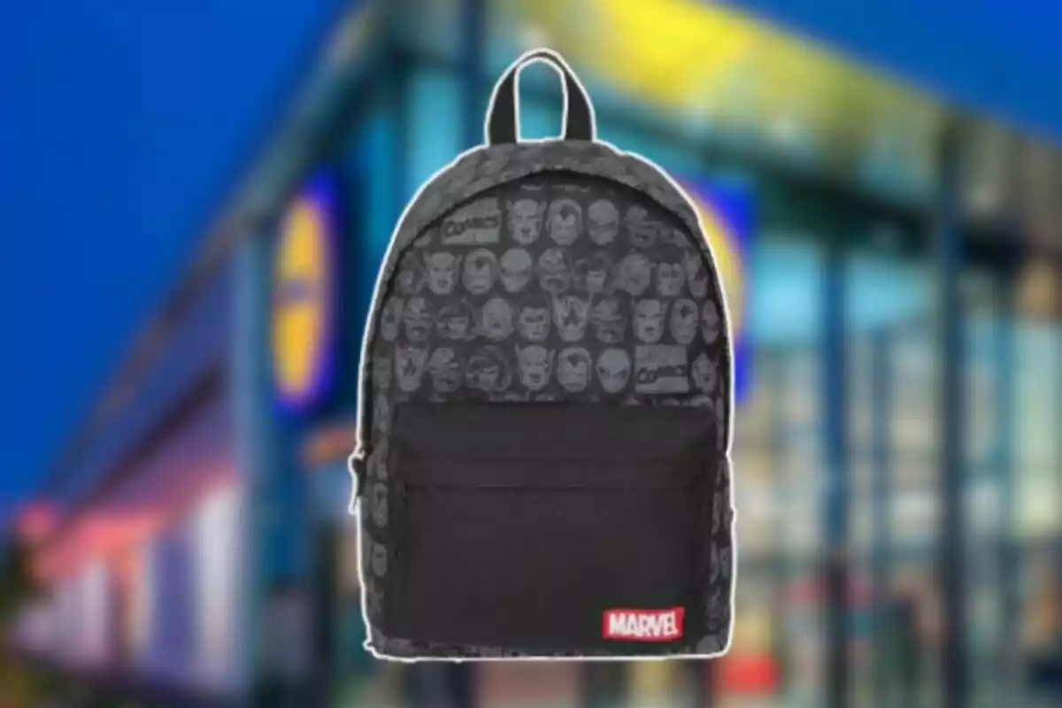 Mochila negra de Marvel con dibujos de personajes de cómics en el fondo de una tienda desenfocada Mochila negra de Marvel con dibujos de personajes de cómics en el fondo de una tienda desenfocada