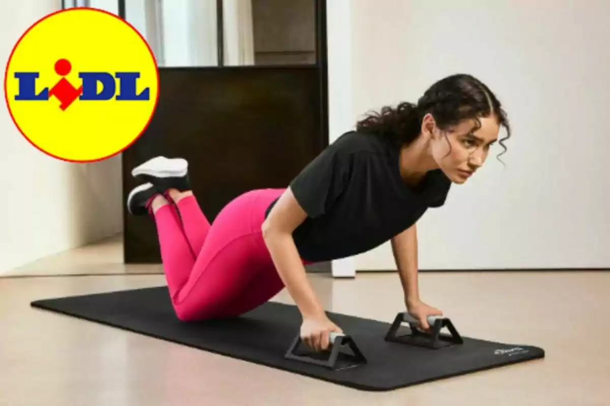Woman doing push-ups with handles on a black mat, wearing sportswear, with the Lidl logo in the top left corner Woman doing push-ups with handles on a black mat, wearing sportswear, with the Lidl logo in the top left corner