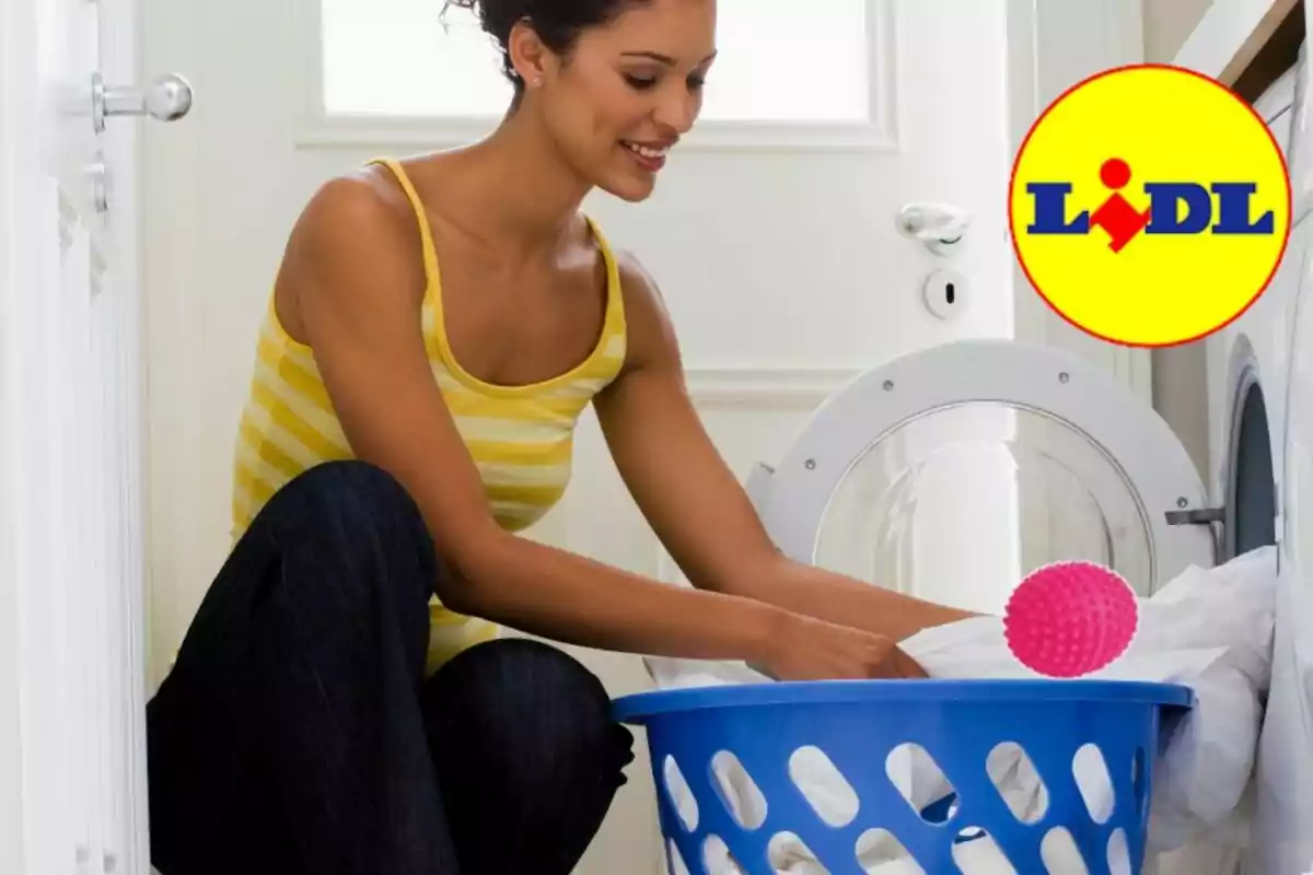 Mujer sonriente colocando ropa en una lavadora con una canasta azul y el logo de Lidl en la esquina superior derecha Mujer sonriente colocando ropa en una lavadora con una canasta azul y el logo de Lidl en la esquina superior derecha