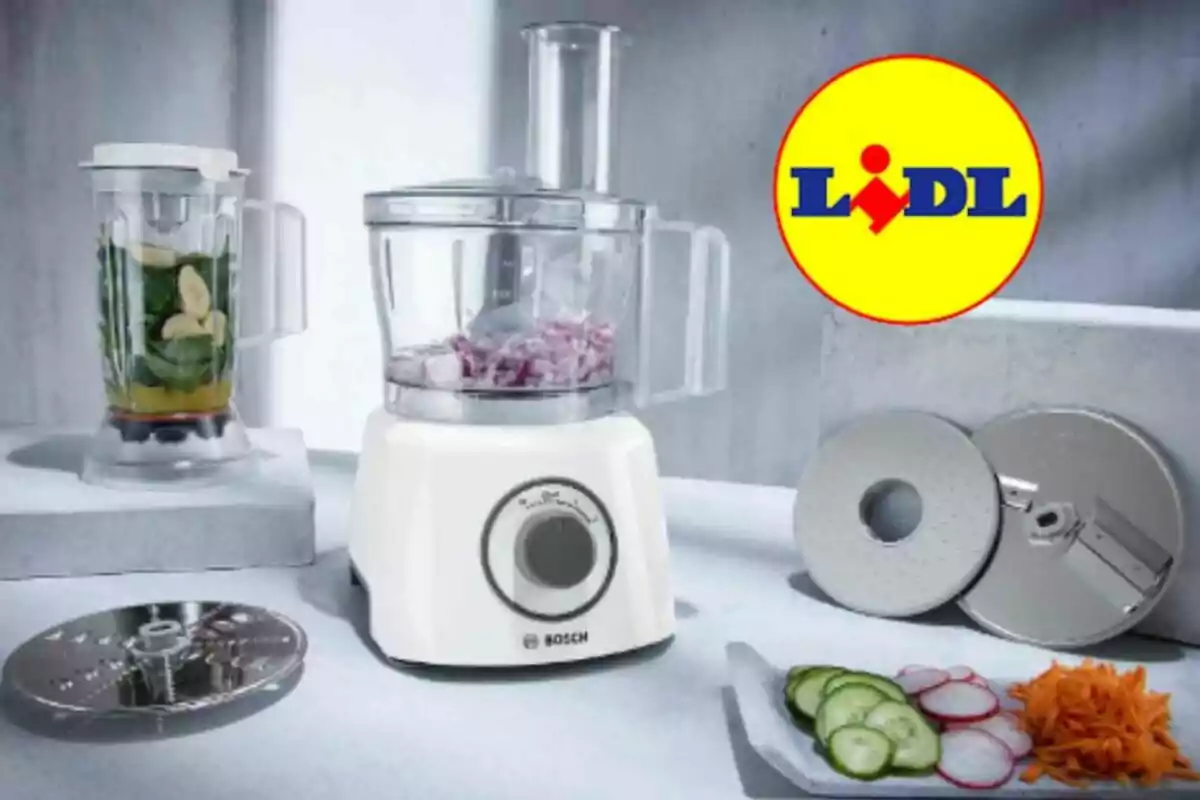 Processador d’aliments Bosch amb accessoris i verdures tallades al costat d’un got de batedora i el logotip de Lidl al fons Processador d’aliments Bosch amb accessoris i verdures tallades al costat d’un got de batedora i el logotip de Lidl al fons