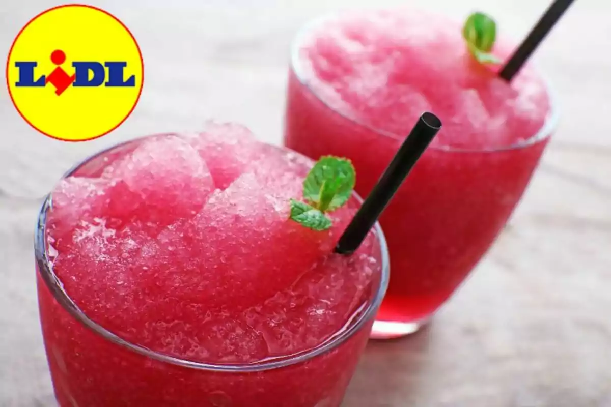 Dos gots de granissat vermell amb canyetes negres i fulles de menta al costat del logotip de Lidl a la cantonada superior esquerra Dos gots de granissat vermell amb canyetes negres i fulles de menta al costat del logotip de Lidl a la cantonada superior esquerra