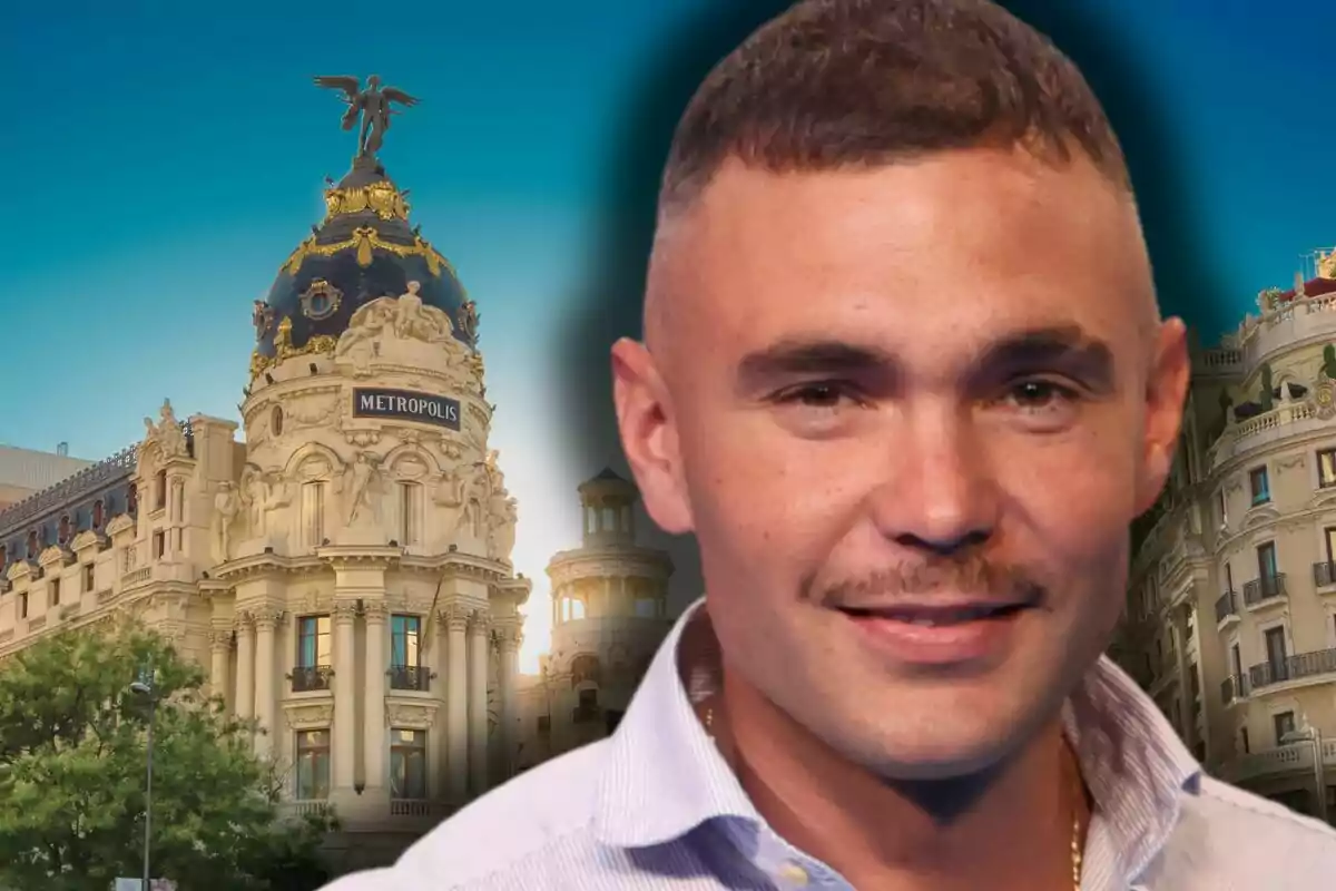 Cristian Suescun amb camisa clara somriu davant de l’edifici Metrópolis a Madrid sota un cel blau