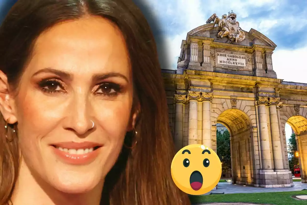 Malú sonriente en primer plano junto a la Puerta de Alcalá y un emoji de sorpresa