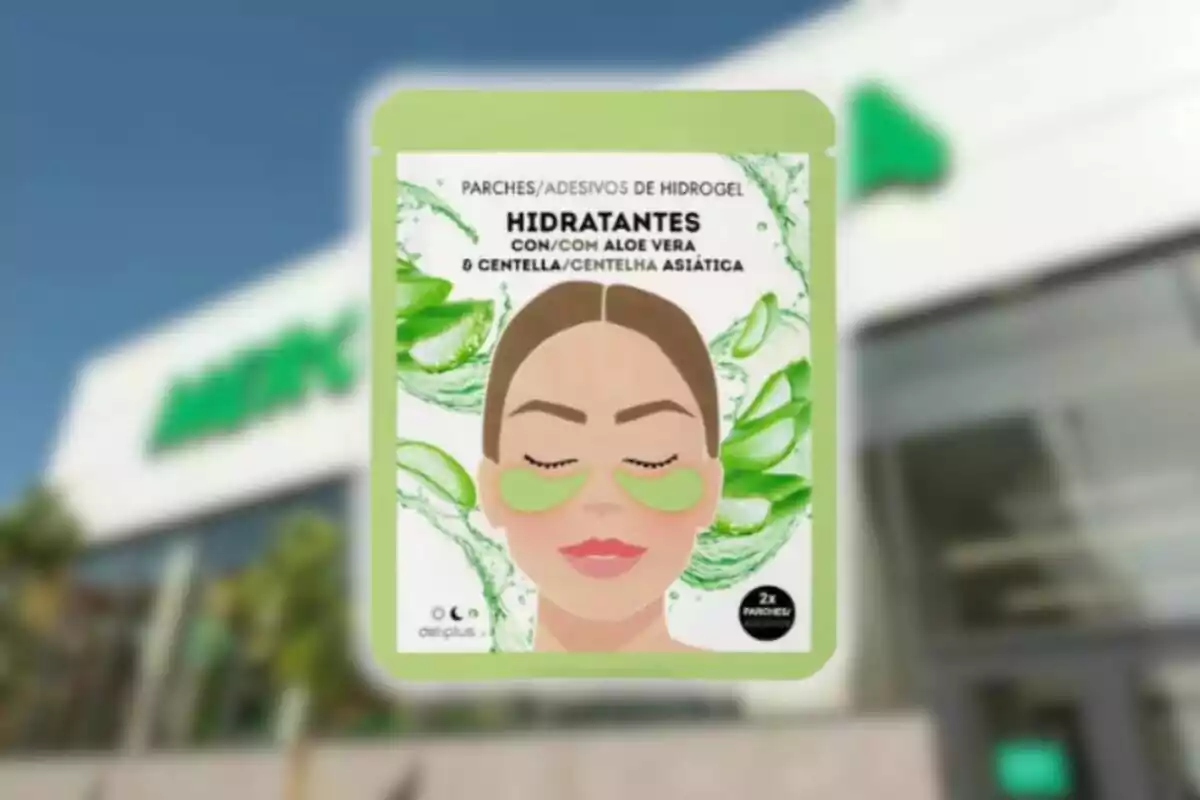 Envàs de pegats hidratants d’hidrogel amb àloe vera i centella asiàtica de la marca Deliplus sostingut davant d’una botiga Mercadona desenfocada. Envàs de pegats hidratants d’hidrogel amb àloe vera i centella asiàtica de la marca Deliplus sostingut davant d’una botiga Mercadona desenfocada.