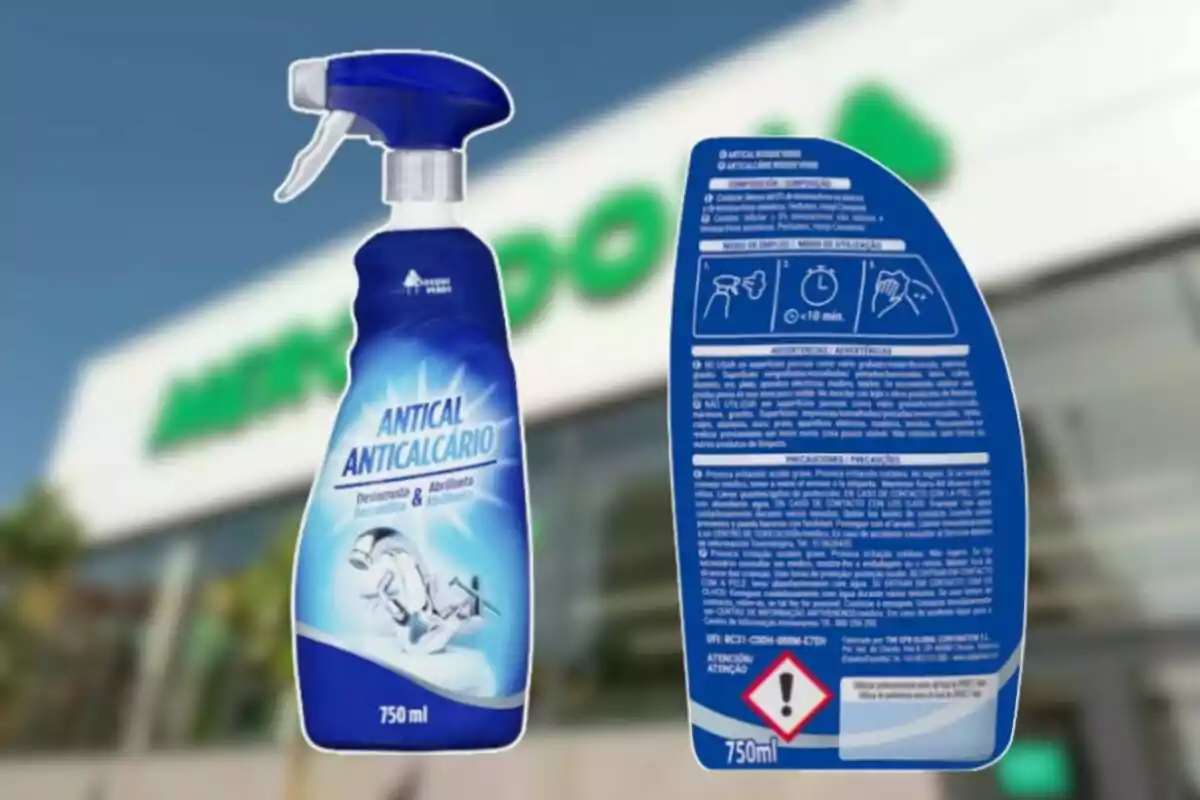 Botella de limpiador anticalcáreo azul con pulverizador y etiqueta informativa sobre un fondo borroso de una tienda Botella de limpiador anticalcáreo azul con pulverizador y etiqueta informativa sobre un fondo borroso de una tienda