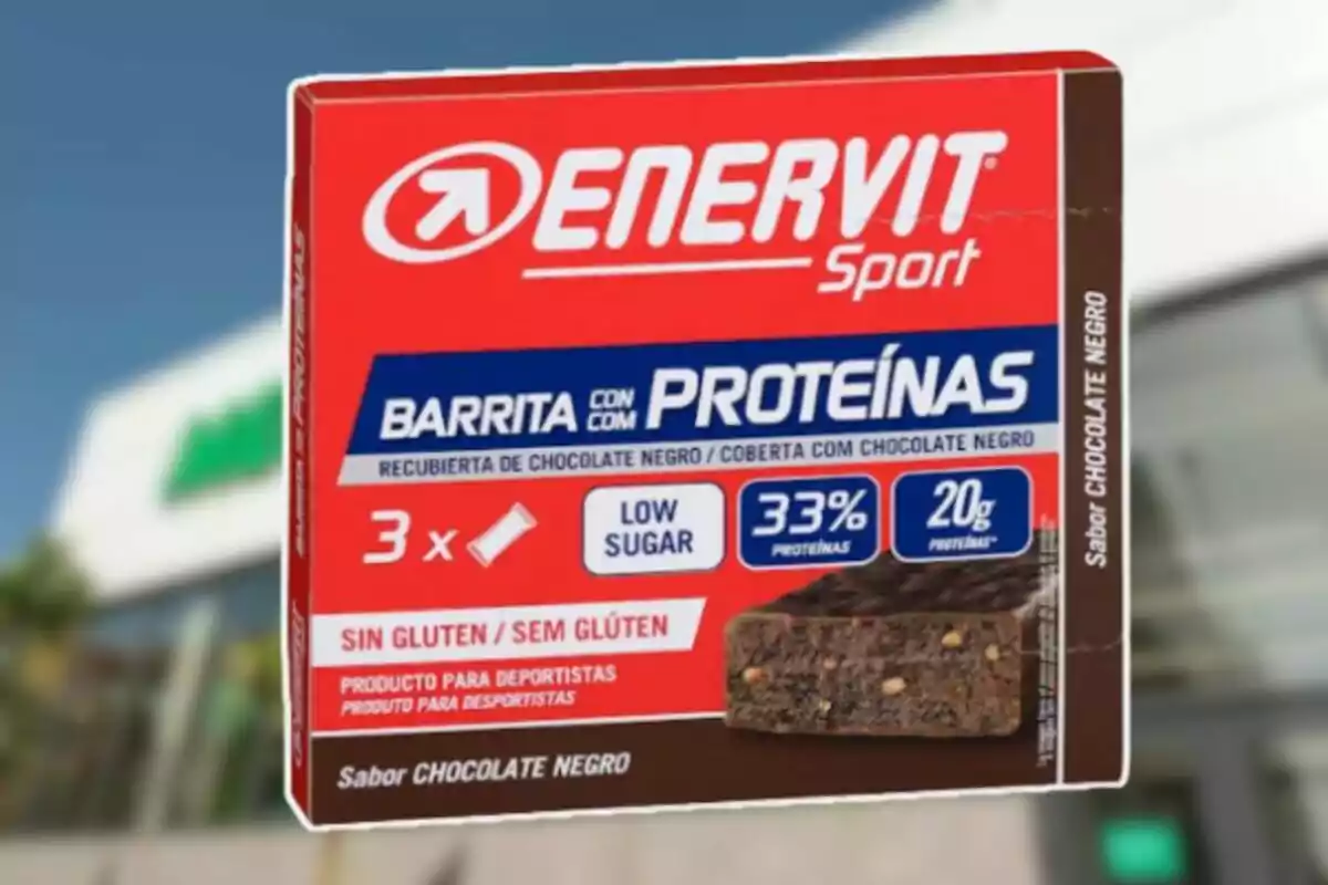 Caixa de barretes de proteïnes Enervit Sport sabor xocolata negra sense gluten per a esportistes amb un 33 per cent de proteïnes i baix contingut de sucre Caixa de barretes de proteïnes Enervit Sport sabor xocolata negra sense gluten per a esportistes amb un 33 per cent de proteïnes i baix contingut de sucre