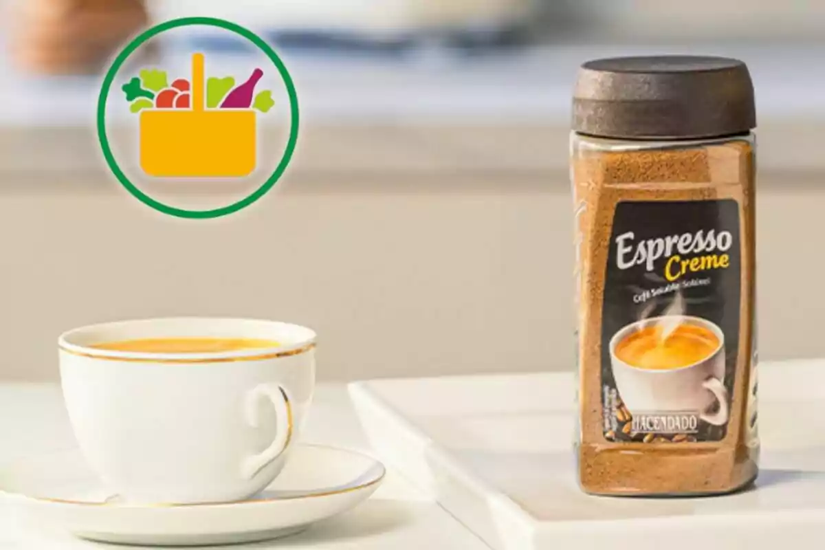 Tassa de cafè servida al costat d’un pot de cafè soluble Espresso Creme de la marca Hacendado sobre una taula blanca Tassa de cafè servida al costat d’un pot de cafè soluble Espresso Creme de la marca Hacendado sobre una taula blanca