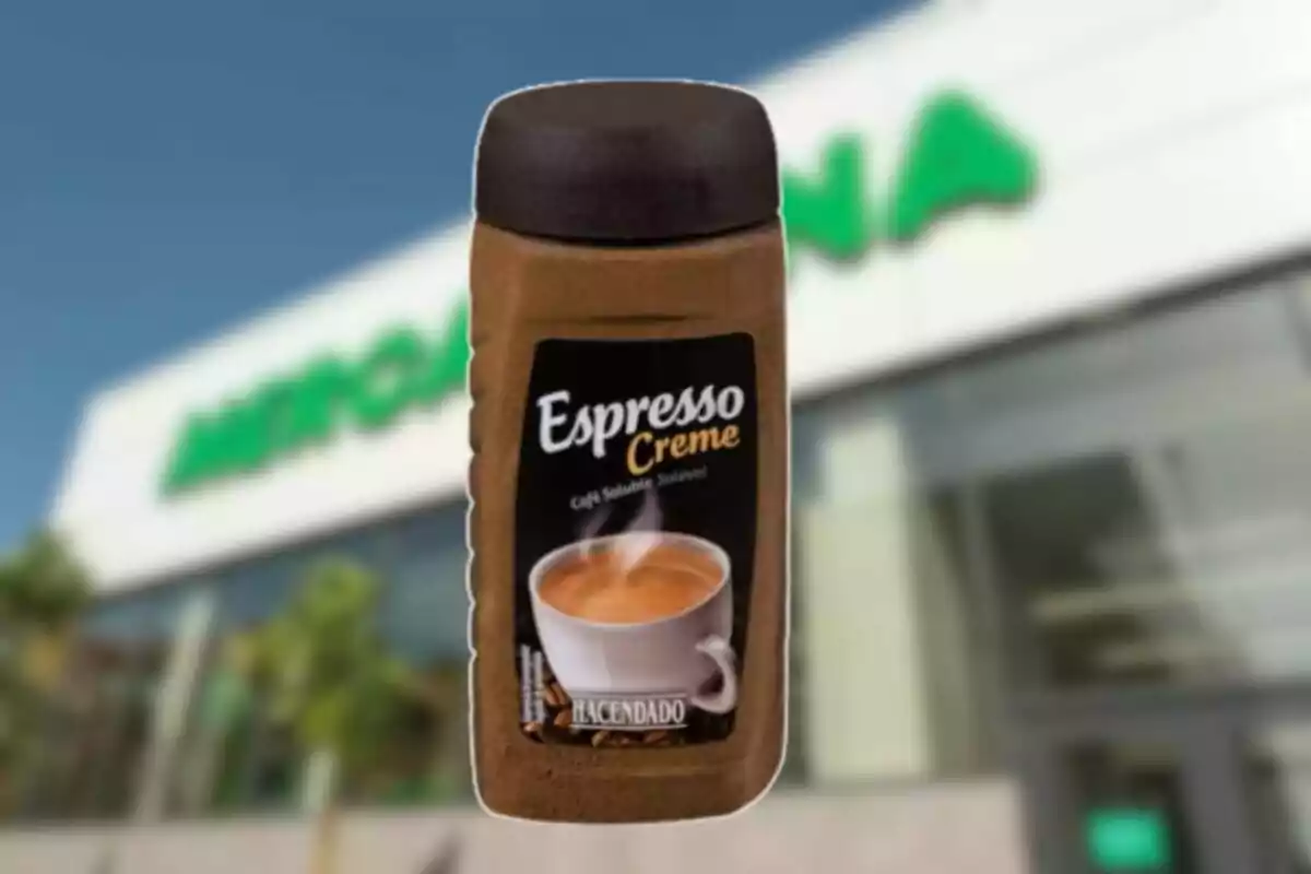 Pot de cafè soluble Espresso Creme de la marca Hacendado davant d’una botiga Mercadona desenfocada Pot de cafè soluble Espresso Creme de la marca Hacendado davant d’una botiga Mercadona desenfocada