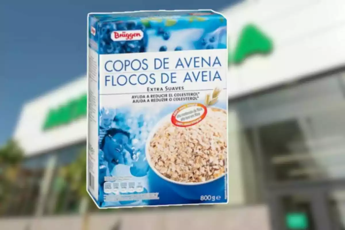 Caja de copos de avena marca Brüggen de 800 gramos con fondo de supermercado desenfocado Caja de copos de avena marca Brüggen de 800 gramos con fondo de supermercado desenfocado