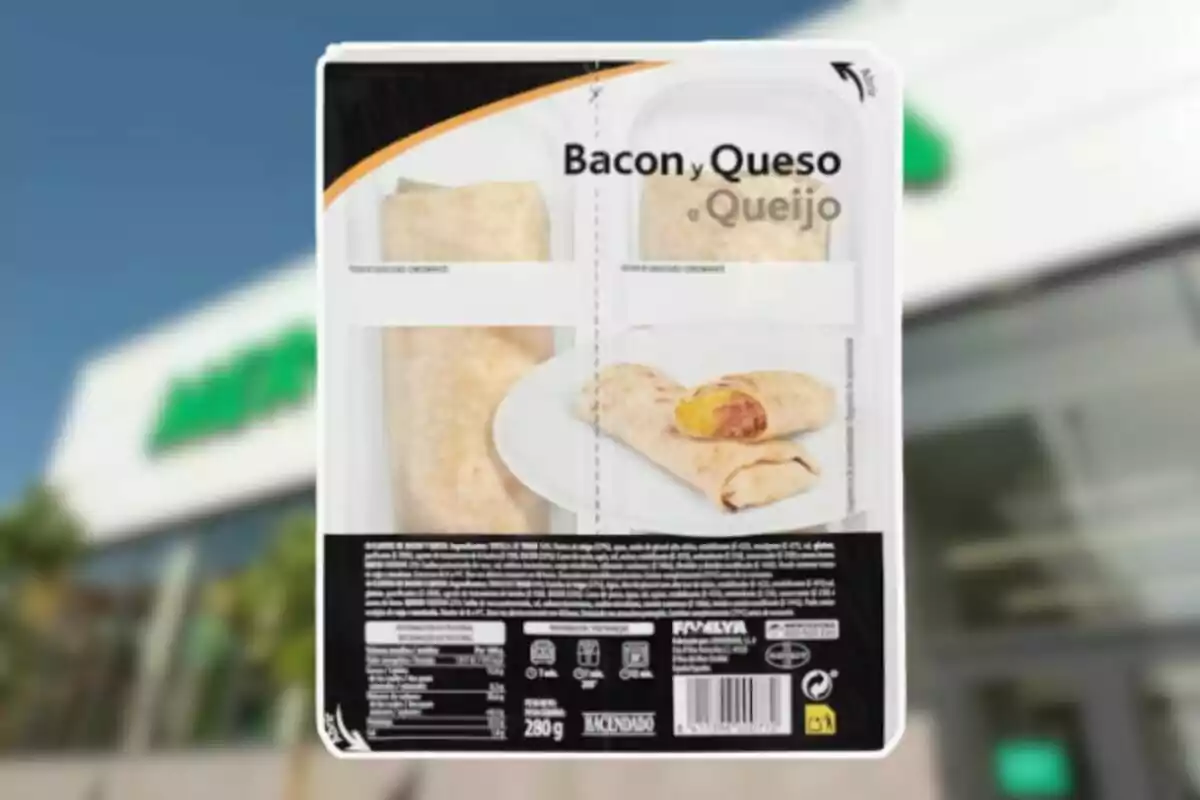 Envàs de burritos farcits de bacó i formatge amb la imatge dels burritos en un plat i la informació nutricional a la part inferior Envàs de burritos farcits de bacó i formatge amb la imatge dels burritos en un plat i la informació nutricional a la part inferior