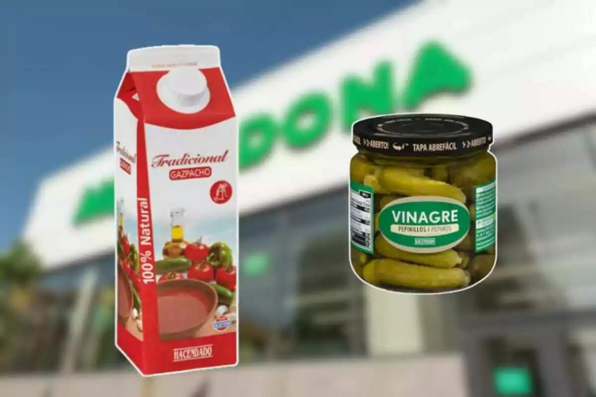 Envàs de gaspatxo i pot de cogombrets en vinagre de la marca Hacendado davant d’un supermercat Mercadona desenfocat Envàs de gaspatxo i pot de cogombrets en vinagre de la marca Hacendado davant d’un supermercat Mercadona desenfocat