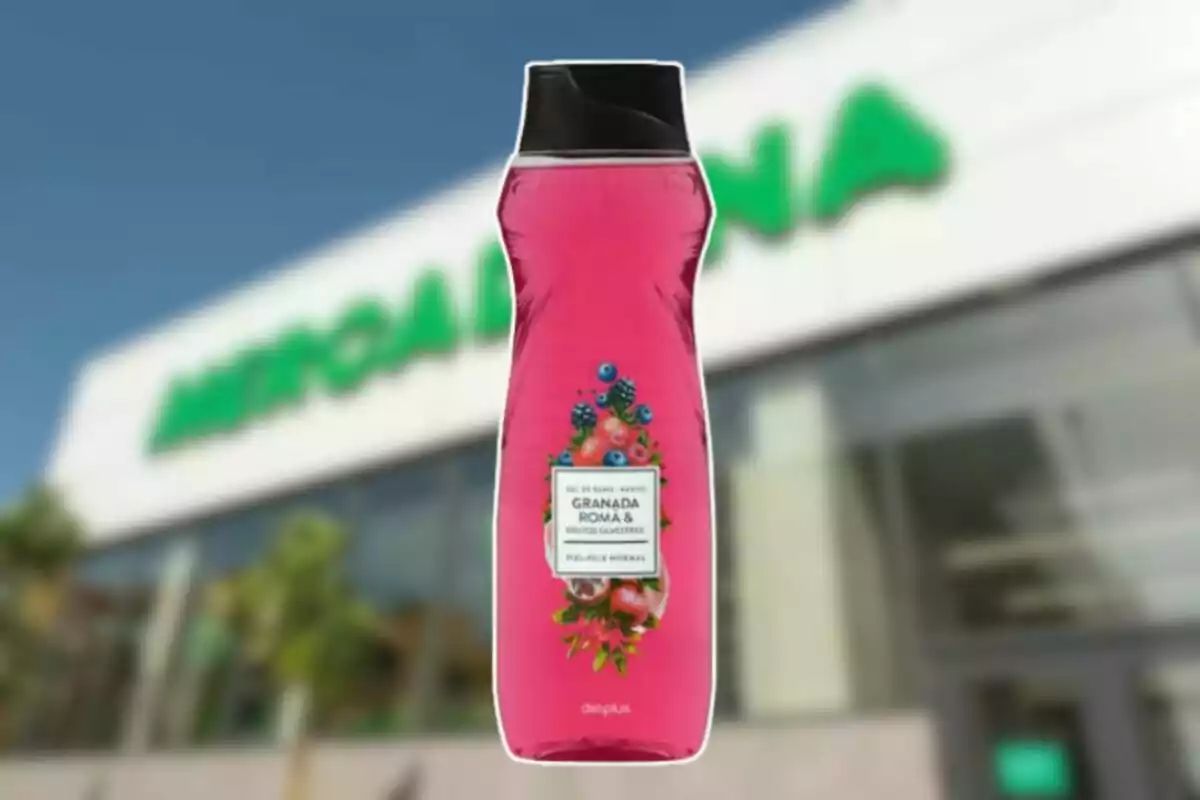 Gel de baño rosa con frutas en la etiqueta frente a una tienda Mercadona desenfocada Gel de baño rosa con frutas en la etiqueta frente a una tienda Mercadona desenfocada