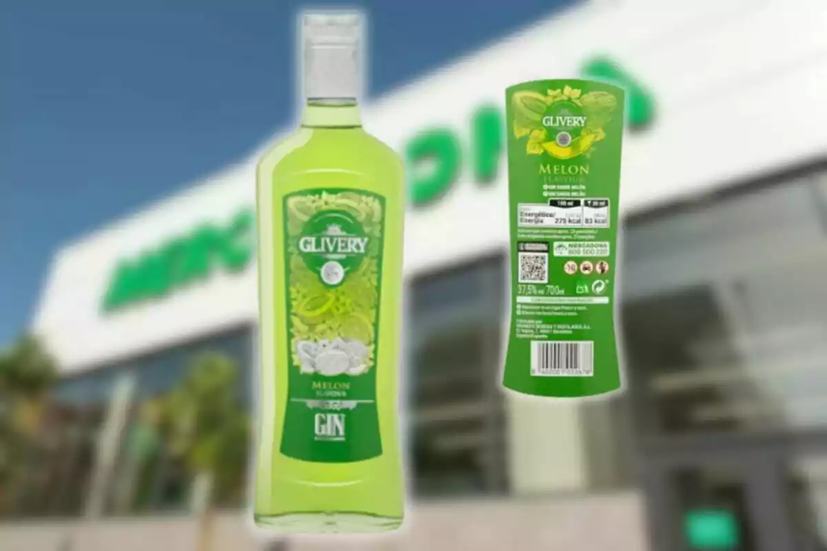 Ampolla de ginebra Glivery sabor meló amb etiqueta frontal i posterior sobre un fons desenfocat de supermercat Ampolla de ginebra Glivery sabor meló amb etiqueta frontal i posterior sobre un fons desenfocat de supermercat