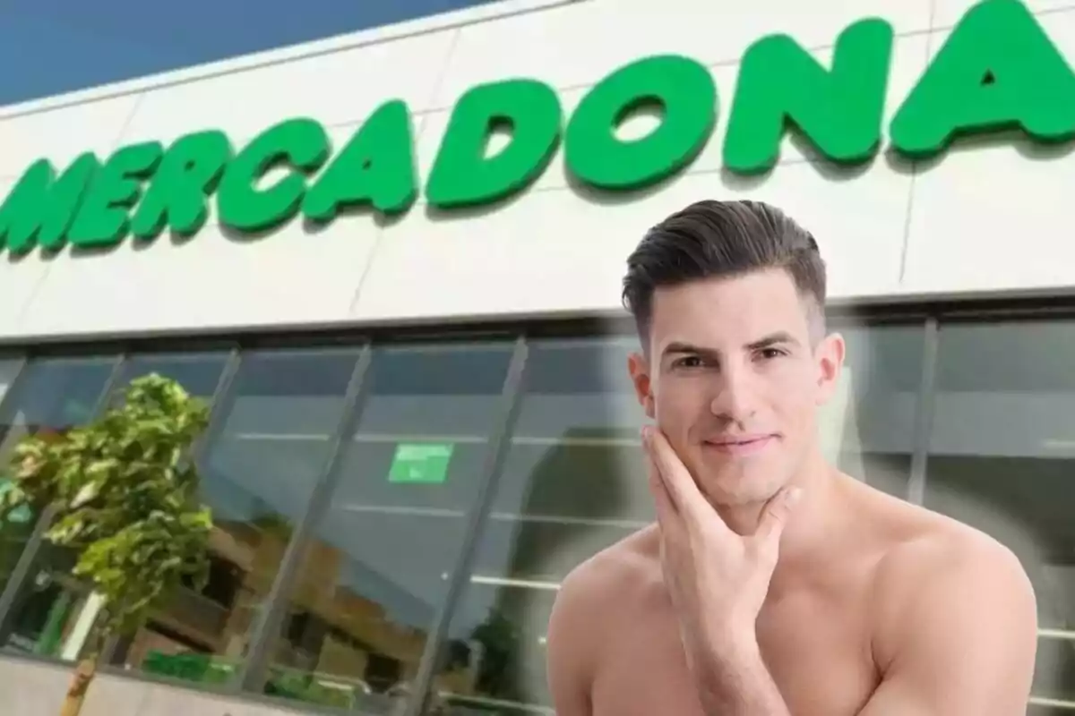 Home jove sense samarreta tocant-se la cara davant d’un supermercat Mercadona