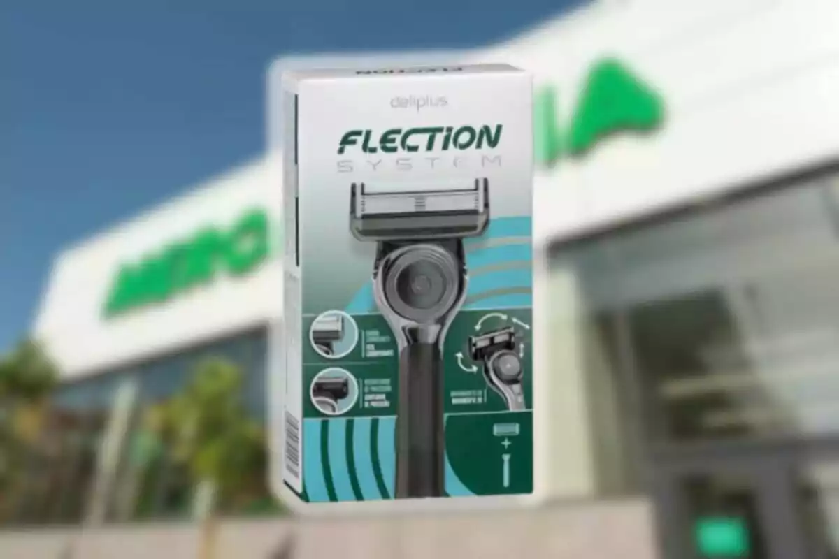 Caixa d’una màquina d’afaitar Deliplus Flection System en primer pla amb una botiga Mercadona desenfocada de fons Caixa d’una màquina d’afaitar Deliplus Flection System en primer pla amb una botiga Mercadona desenfocada de fons