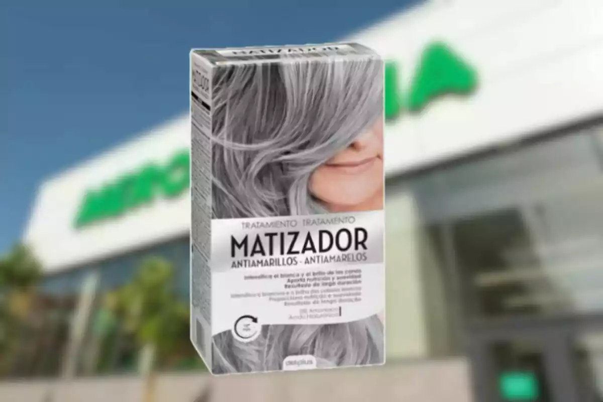 Caja de tratamiento matizador antiamarillos para el cabello de la marca Deliplus con fondo de una tienda difuminada Caja de tratamiento matizador antiamarillos para el cabello de la marca Deliplus con fondo de una tienda difuminada