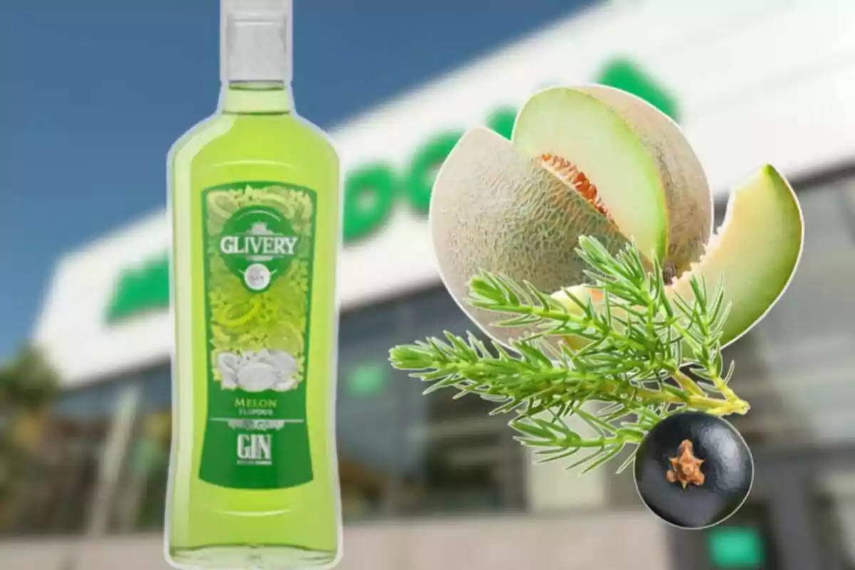 Ampolla de ginebra Glivery sabor a meló al costat d’un meló partit, una branca de ginebró i una baia, amb un fons de supermercat desenfocat Ampolla de ginebra Glivery sabor a meló al costat d’un meló partit, una branca de ginebró i una baia, amb un fons de supermercat desenfocat
