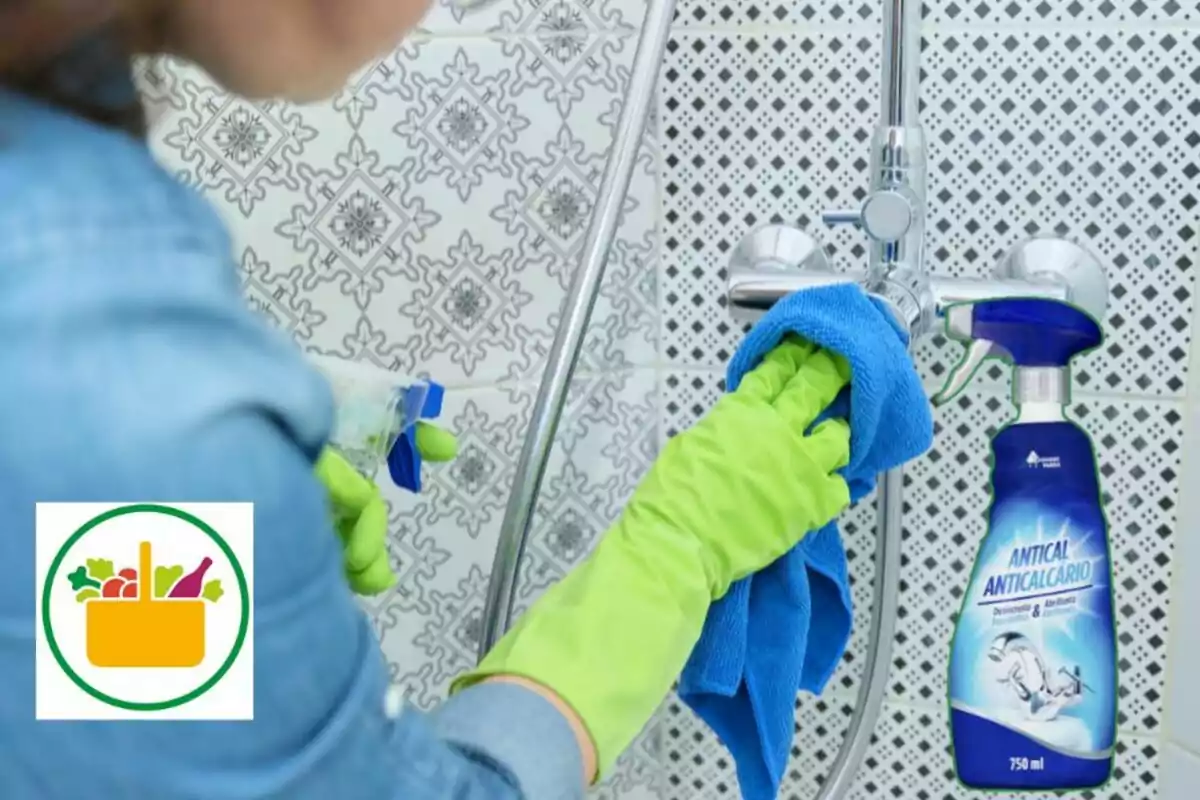 Persona con guantes verdes limpiando una llave de baño con un trapo azul y un producto antical mientras sostiene un rociador, en la esquina inferior izquierda aparece un icono de canasta de supermercado Persona con guantes verdes limpiando una llave de baño con un trapo azul y un producto antical mientras sostiene un rociador, en la esquina inferior izquierda aparece un icono de canasta de supermercado
