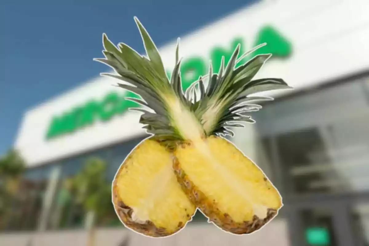 Pinya partida per la meitat davant d’una botiga amb un rètol verd desenfocat Pinya partida per la meitat davant d’una botiga amb un rètol verd desenfocat
