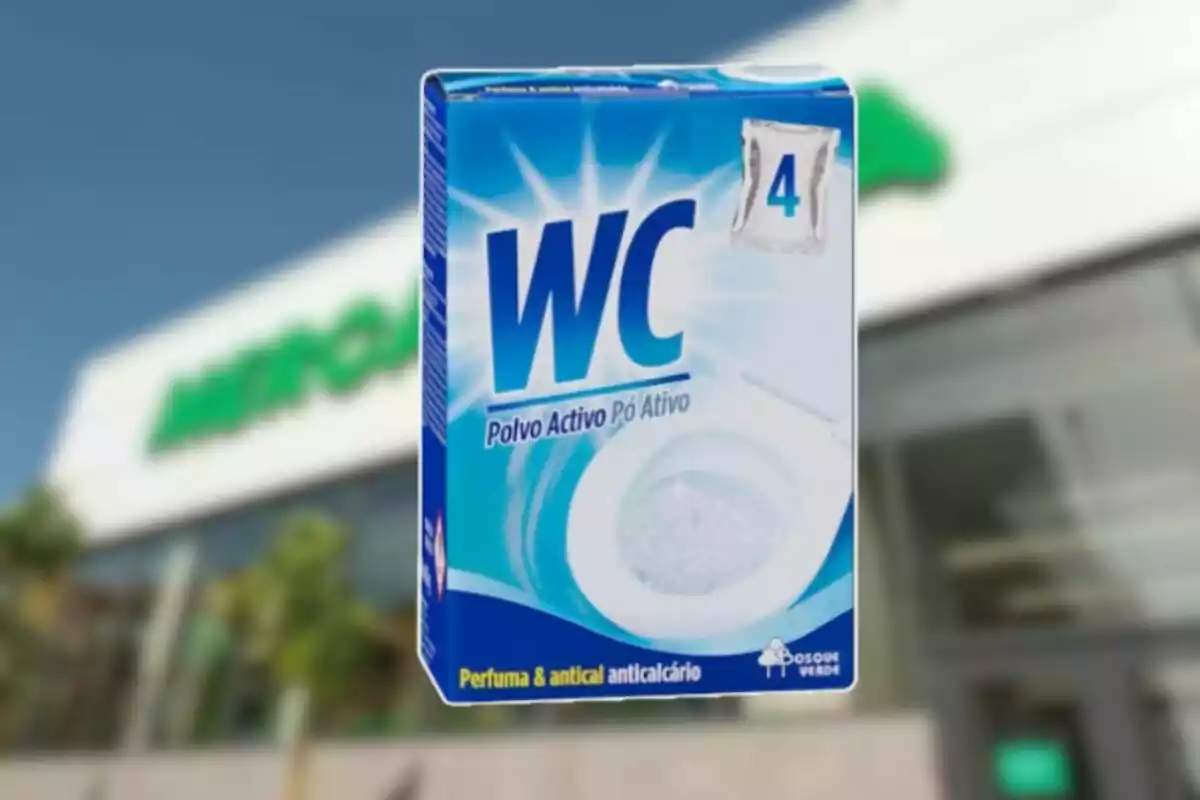 Caja de limpiador en polvo para inodoros WC con fondo de tienda borroso Caja de limpiador en polvo para inodoros WC con fondo de tienda borroso