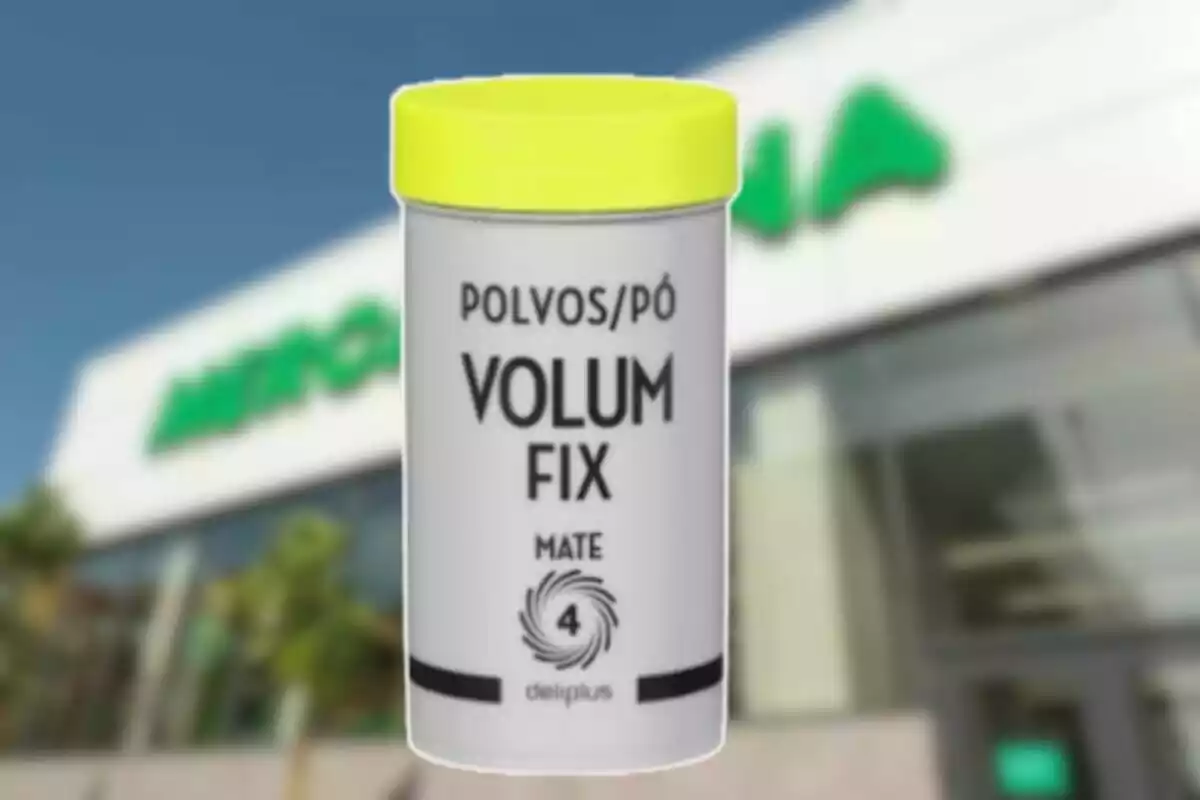 Envàs de pols Volum Fix de la marca Deliplus amb tapa groga davant d’una botiga Mercadona desenfocada Envàs de pols Volum Fix de la marca Deliplus amb tapa groga davant d’una botiga Mercadona desenfocada