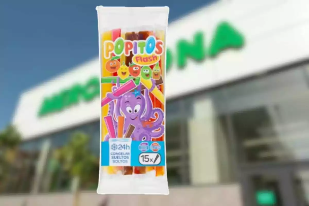 Bossa de gelats de sabors Popitos Flash davant d’una botiga Mercadona desenfocada Bossa de gelats de sabors Popitos Flash davant d’una botiga Mercadona desenfocada