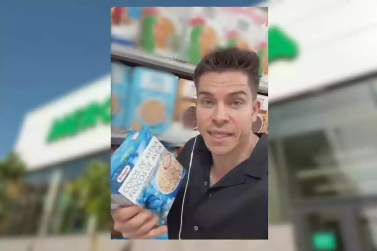 Hombre sosteniendo una caja de copos de avena en un supermercado Hombre sosteniendo una caja de copos de avena en un supermercado