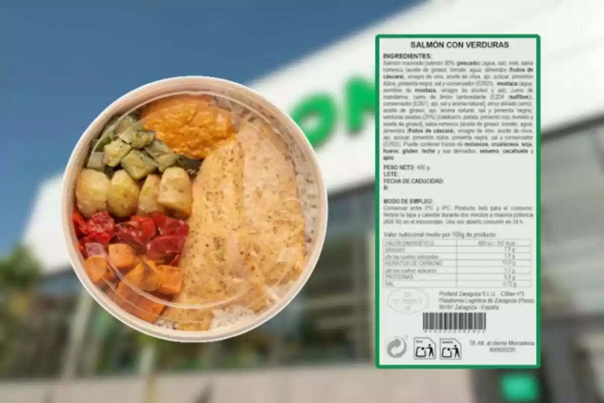 Envàs de menjar preparat amb salmó i verdures variades juntament amb l’etiqueta d’informació nutricional i d’ingredients Envàs de menjar preparat amb salmó i verdures variades juntament amb l’etiqueta d’informació nutricional i d’ingredients